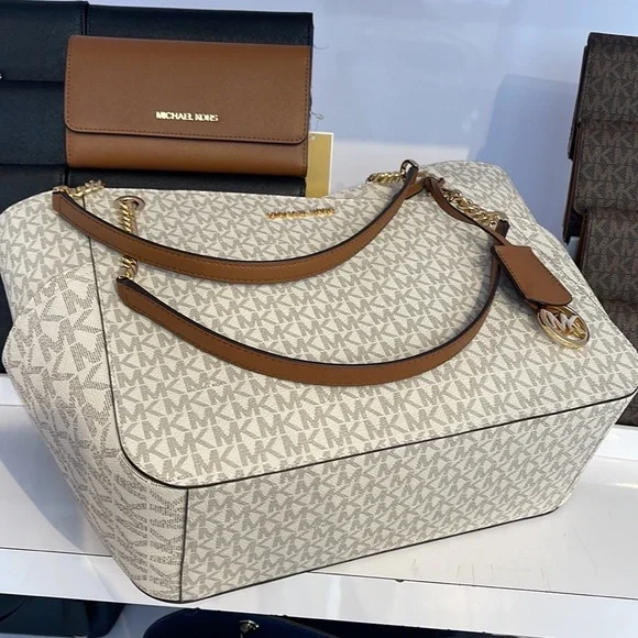 Michael Kors Jet Set Travel Large Chained Tote Shoulder Bag MK Vanilla 
NWT - Picture 13 of 16